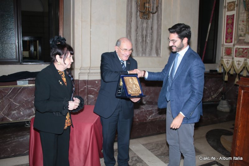 L’ artista   Eva  Olah  Arrè,  il Presidente  Ambrogio Locatelli   e  il  giovane  premiato